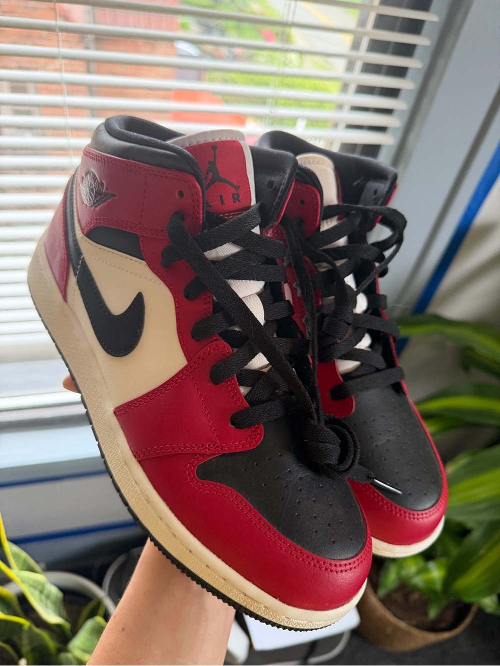 Air Jordan 1 Mid Chicago Toe Size 6.5Y